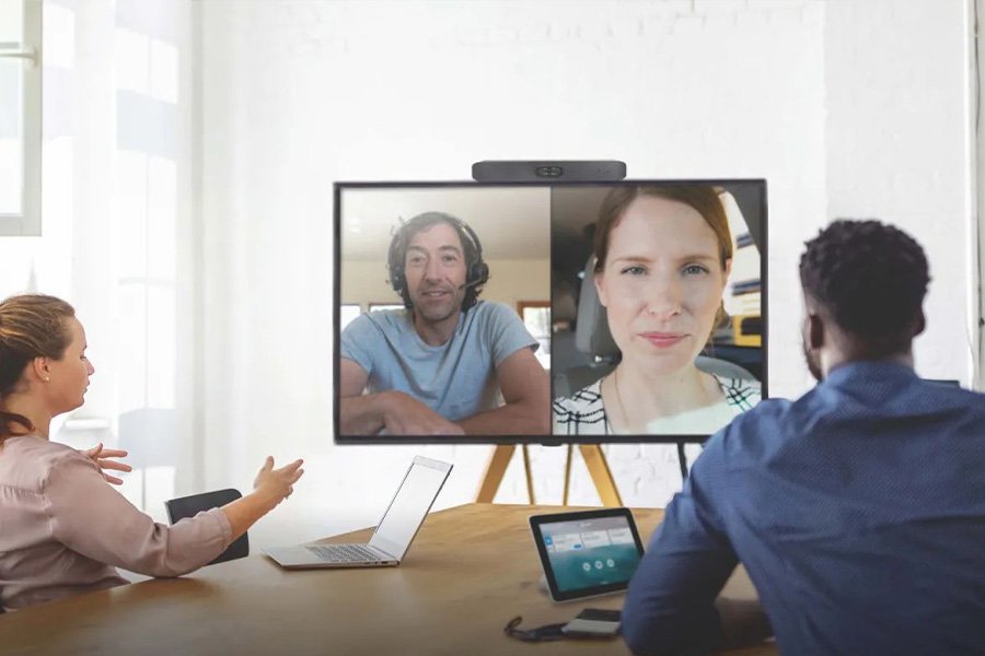 视频会议的使用有点像电话，除了能看到与你通话的人并进行语言交流外，还能看到他们的表情和动作
