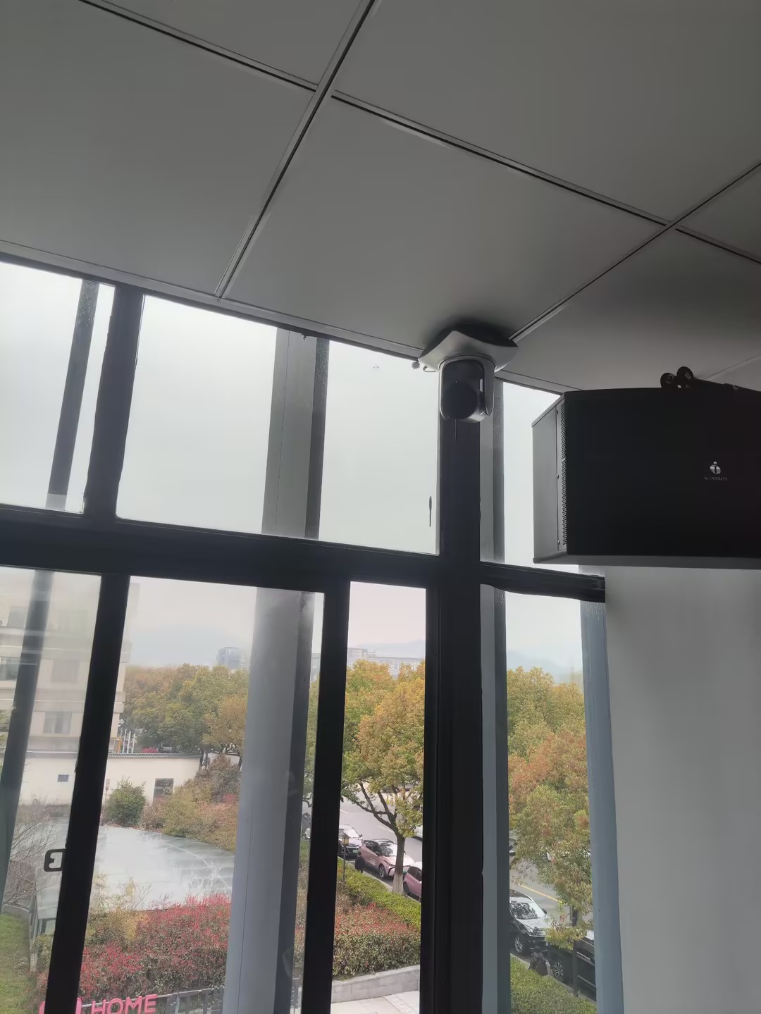 吊顶上的“摄像机”+桌上的“顺风耳”：这对无线组合让开会像聊天一样简单